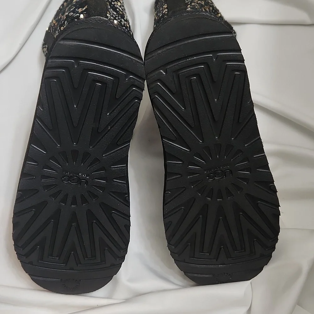 UGG Lyla Black and Gold Metallic Sequins Knit Sparkle boots (W Size 7)